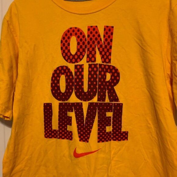 NIKE ON OUR LEVEL SIZE LARGE REGULAR FIT NIKE T-SHIRT - Picture 2 of 3